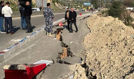  إجراءات من البلديات لمعالجة هبوط الطريق العام على أوتوستراد صور