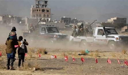 الحوثيون يفرضون حصارًا عسكريًا على بلدة شرقي الحديدة