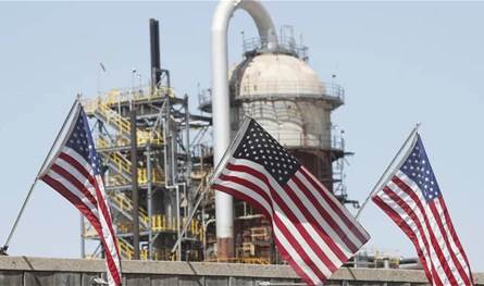 ترامب يدعو عمالقة النفط الأميركيين للبحث في إعادة بناء قطاع الطاقة الفنزويلي