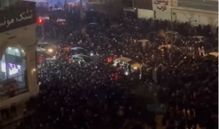 مشاهد من إيران... تظاهرات كبيرة في عدّة مدن وترامب يُهدّد: سنضرب بقوّة شديدة
