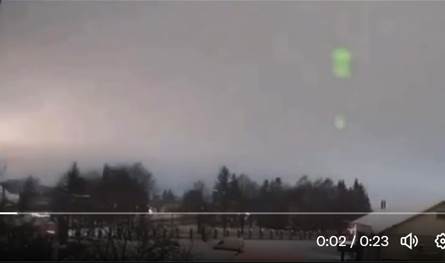 السماء تحوّلت للون الأحمر.. غرب أوكرانيا يتعرض لهجوم بصاروخ سرعته 13000 كم/س (فيديو)