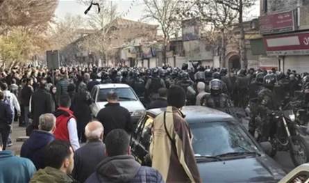 قلق أممي من قطع الإنترنت وتصاعد العنف ضد المحتجين في إيران