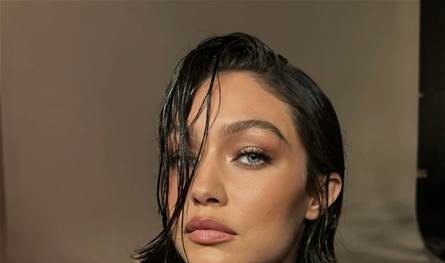 جيجي حديد في اطلالة جديدة لعام 2026