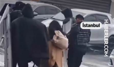 وسط عاصفة عنيفة.. إنقاذ أم وطفلها أثناء عبورهما أحد الشوارع (فيديو)