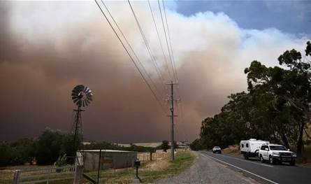  حرائق الغابات تدمر منازل وتقطع الكهرباء في استراليا