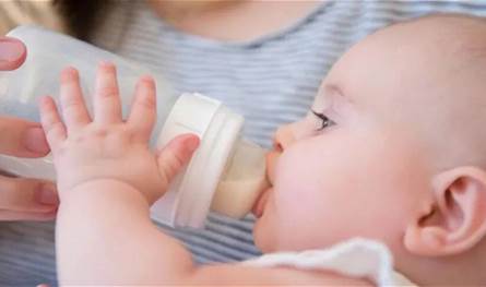  بعد أزمة الحليب العالمية.. علامات خطيرة للتسمم عند الرضع