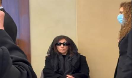 بالفيديو... السيّدة فيروز تتقبل التعازي في بكفيا بابنها هلي