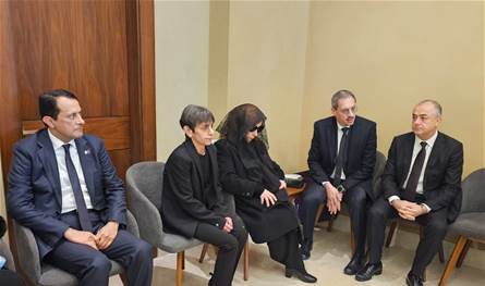 بالفيديو... السيّدة فيروز تتقبل التعازي في بكفيا بابنها هلي