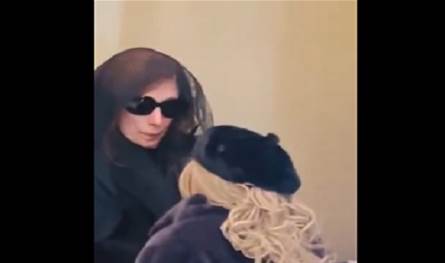 فنانة لبنانيّة تُثير الجدل... ركعت أمام السيّدة فيروز خلال تقديم واجب العزاء (فيديو)