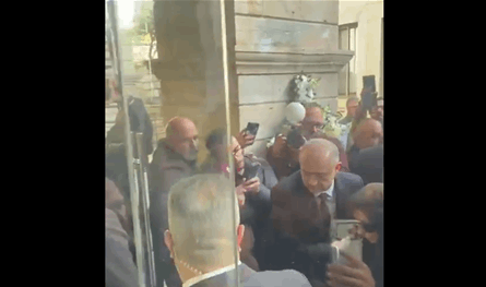 بالفيديو.. لحظة دخول فيروز إلى كنيسة رقاد السيدة للمشاركة في تشييع نجلها هلي