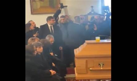 بدء جنازة هلي الرحباني في كنيسة رقاد السيّدة في بكفيا (فيديو)