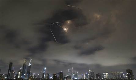 "انظروا إلى السماء عند منتصف الليل"... رسائل تهديد تُربك الإسرائيليين