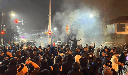 طهران تُلوّح بتهمة "عدوّ لله".. وتهدّد المحتجين 