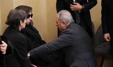 باسم الرئيس عباس.. السفير الفلسطيني يواسي فيروز في رحيل نجلها