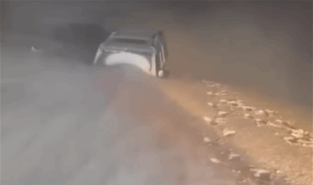 الثلوج غمرت نصف السيارة.. فيديو لعملية انقاذ في منطقة لبنانية لشبان علقوا بالعاصفة