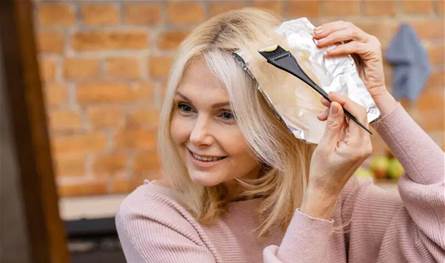 حكة واحمرار وتورّم… علامات يجب ألا تتجاهليها بعد صبغ شعرك