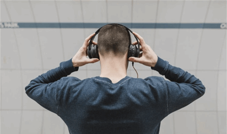 دراسات تحذّر: الإفراط في استخدام سماعات الرأس قد يؤدي إلى فقدان السمع