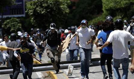 تحذير بالمغادرة فورا.. جماعة مسلّحة فنزويلية تلاحق الأميركيين