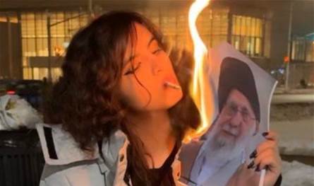 مقطع لنسوية ضد خامنئي يشعل منصات التواصل