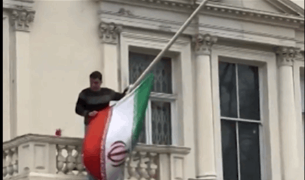 بالفيديو.. استبدال العلم الإيراني بعلم "ما قبل الثورة" في لندن