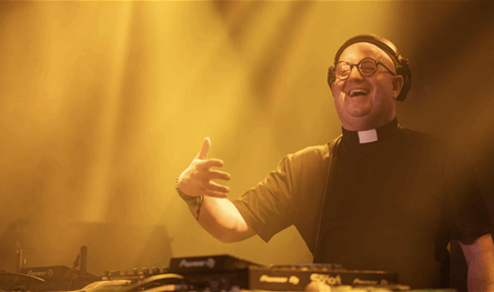 بالفيديو.. الكاهن غويليرمي يُحيي حفله في بيروت 