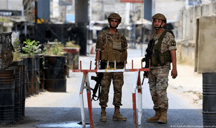 عمليات دهم لمنازل مطلوبين في بعلبك.. وهذا ما عثر عليه الجيش (صور)