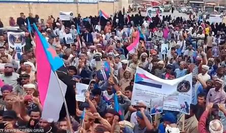 عشرات الآلاف يتظاهرون في عدن وسقطرى رفضًا لحل المجلس الانتقالي الجنوبي