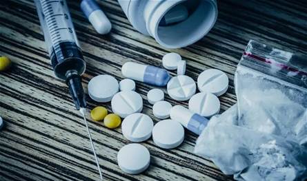 على جانب الأوتوستراد… مخدرات وتوقيفات بمشاركة "الشحرور"!