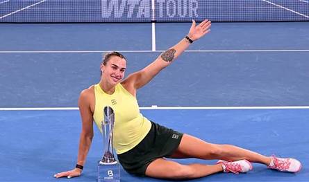 سابالينكا تتوّج بلقب بريسبان الدولي بعد الفوز على كوستيوك