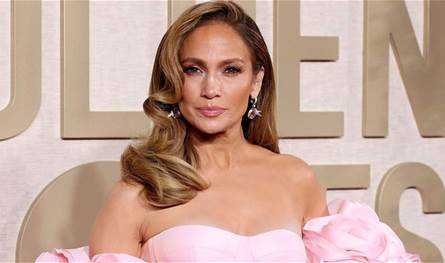 من توقيع زهير مراد.. جينيفر لوبيز تتألق بالبرغندي بتصميم جريء وفاخر