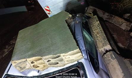 في الدكوانة.. حائط ينهارُ على سيارة! (صور)