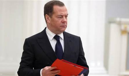 مدفيديف يدعو ترامب للإسراع بضم غرينلاند.. وإلا