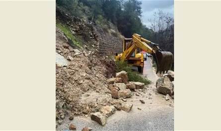 نتيجة انهيار الصخور والأتربة... هذه الطرق مقطوعة