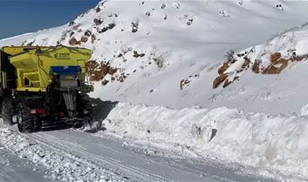 مركز وزارة الأشغال لجرف الثلوج يعمل على فتح الطرقات