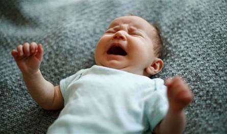 ألقى ابنته على التلفاز… محكمة بريطانية تحكم عليه بالسجن 35 عاما