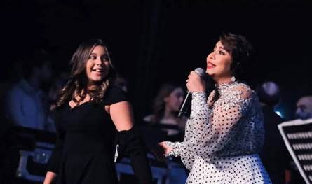 ابنة شيرين عبد الوهاب تُثير الجدل.. أطلت تُغني تزامنا مع تدهور صحة والدتها! (فيديو)