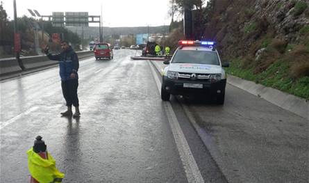 بسبب سرعة الرياح.. سقوط لوحة إعلانية من على جسر مستشفى البترون (صور)