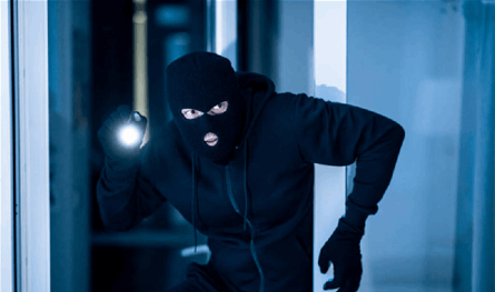 في جبيل.. اقتحموا متجرا وسرقوا ما قيمته 60 ألف دولار