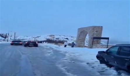 العاصفة تشتدّ.. الثلوج غطّت جبال لبنان وألواح الطاقة الشمسيّة تطايرت بسبب سرعة الرياح (فيديو)