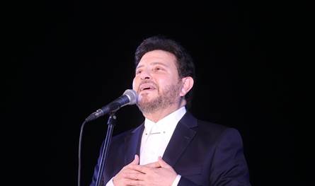 بعد خضوعه لعمليّة جراحيّة وإلغاء حفله مع فنان لبنانيّ... أوّل تعليق من هاني شاكر