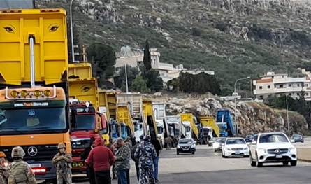 بالصور.. اعتصام لاصحاب الشاحنات على اوتوستراد السعديات