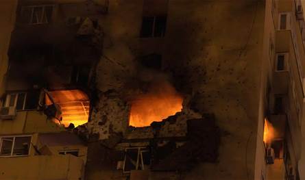 كييف تتعرض لهجوم روسي بطائرات مسيرة وحريق يشتعل في مبنى سكني