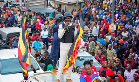 قبيل الانتخابات الرئاسية في أوغندا.. زعيم المعارضة يواجه الغاز المسيل للدموع 