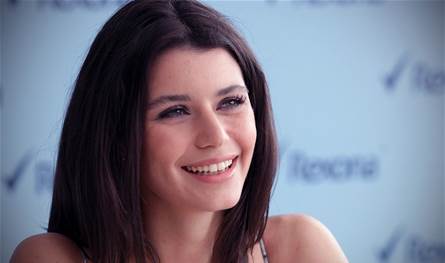 هل تذكرون نجمة المسلسل التركي الشهير "العشق الممنوع"؟.. ستعود من جديد (فيديو)