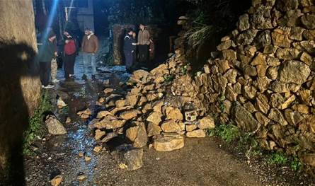 الدفاع المدني يرفع ركام انهيار جدار في بيت الفقس