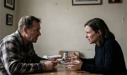 هل المرأة أكثر عاطفية؟ العلم يفكك الصور النمطية عن التفكير بين الجنسين