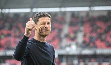 بعد إقالته مؤخرا من مصبه.. تشابي ألونسو برفقة زوجته في شوارع مدريد (صور)