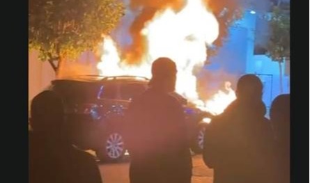 بالفيديو: اندلاع حريق داخل محرّك سيارة رباعية الدفع في طرابلس