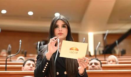 في أول جلسة برلمانية لها.. نائبة مصرية حديث مواقع التواصل بسبب جمالها وأناقتها (فيديو)