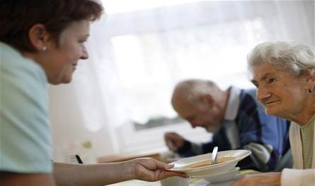 بعد سن الخمسين.. أطعمة تزيد من خطر الإصابة بالسرطان